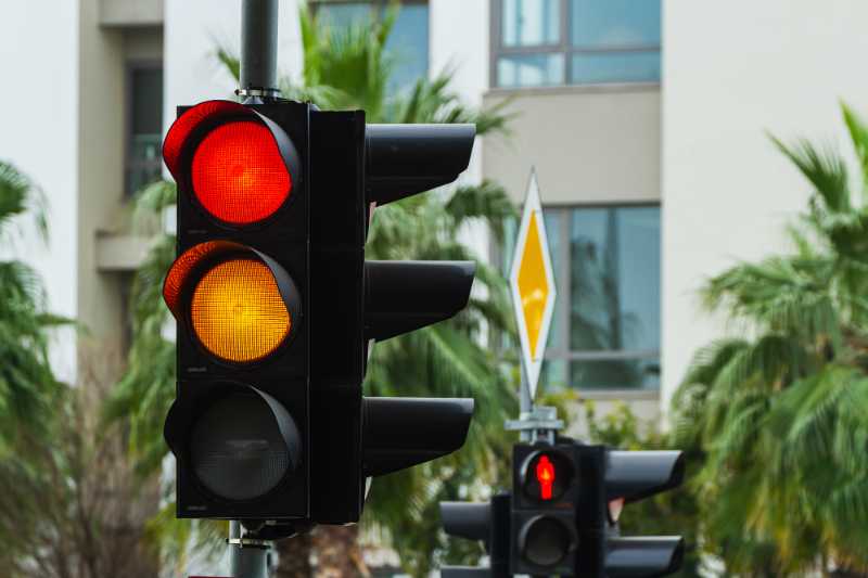 Stoplight image representing incorrect traffic lights leading to auto accident